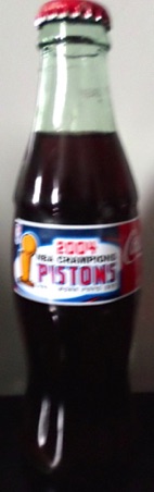 2004-1650 € 5,00 coca cola flesje 8 oz NBA pistons champions 2004.jpeg